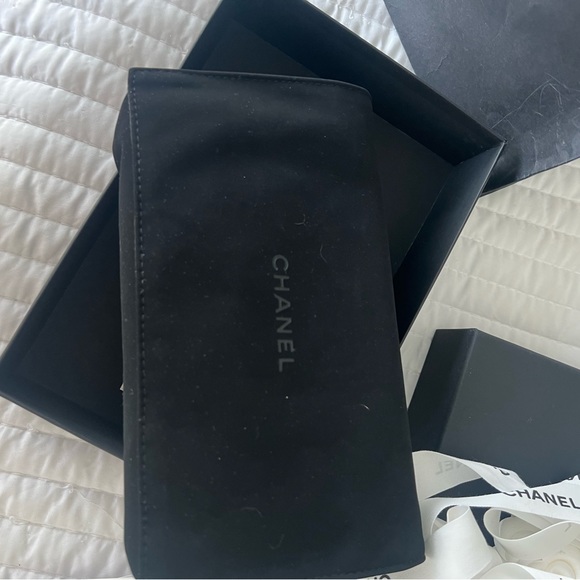 Black Chanel wallet on a chain - Picture 8 of 12